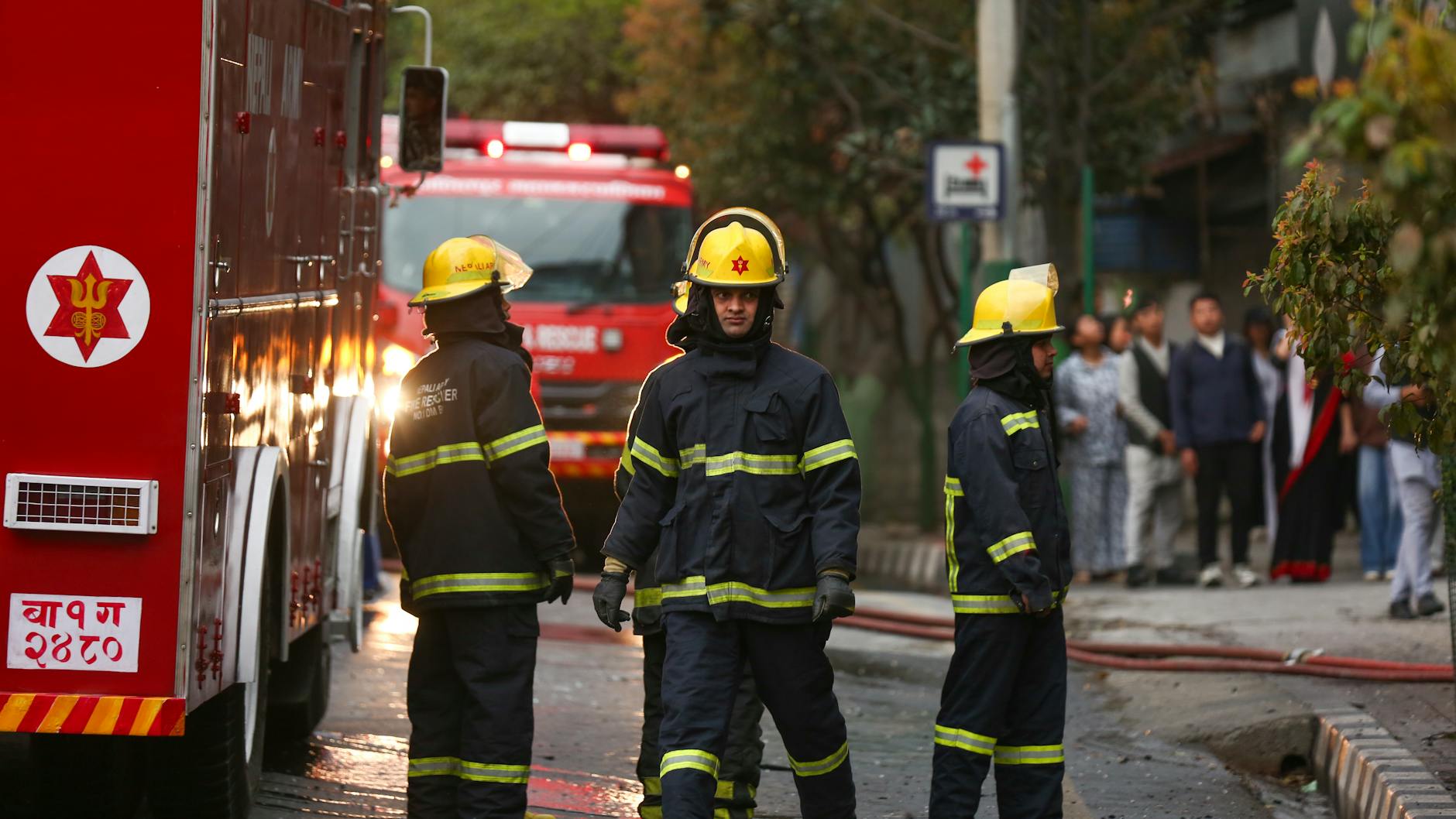 Feuerwehrleute bei der Arbeit am Einsatzfahrzeug