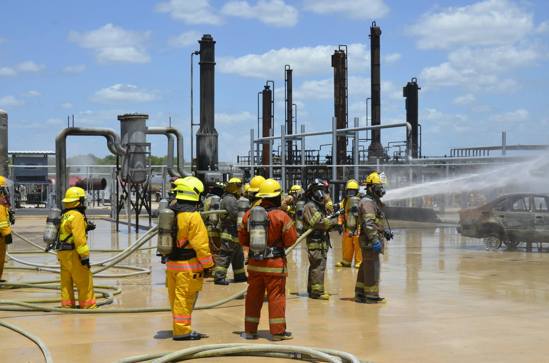 Feuerwehrleute bei einem Löscheinsatz mit Wasserschlauch